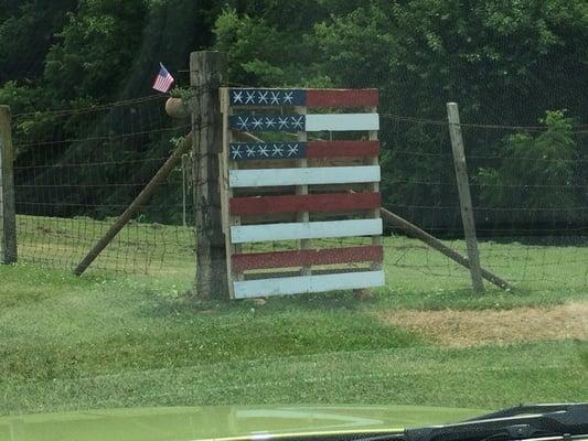 When you first pull in, you will see her pallet flag. So neat! I've gotta make one of these.