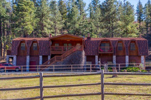 Eagle Creek Lodge- 6 bedroom cabin with two kitchens and three living rooms. Sleeps 18 people