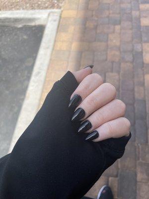 Glossy black in almond full set