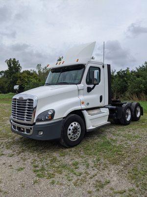 2015 Freightliner Cascadia - Conventional Day Cab