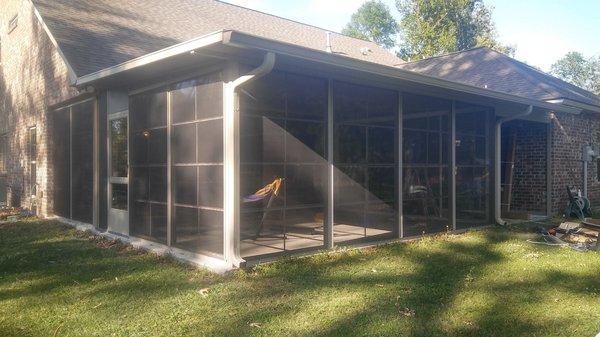 Custom screened in porch built by Bayou Aluminum Enclosures