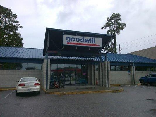 Goodwill storefront 1610 lynn haven