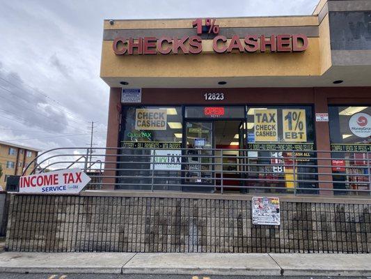 We are located inside of The Hawthorne Quik Check store. Estamos localizados dentro del Hawthorne Quik Cash.