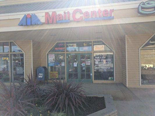 Good signage, plenty of parking, plus other local shops and a Safeway at this convenient location.