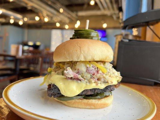 Sliced coffee-rubbed brisket, ipa infused potato salad, Juice Bomb pickles, picked onion, & curried aioli on a potato bun!