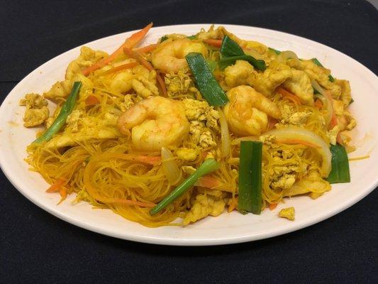 Rice noodle in yellow curry sauce