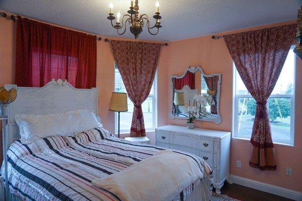 The Victorian - Romantic Bedroom with Queen Bed & Settee - High Ceilings, Original Fir Floors