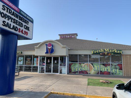 Braum's front/street view with ample signage for their fresh market and promotional offers.