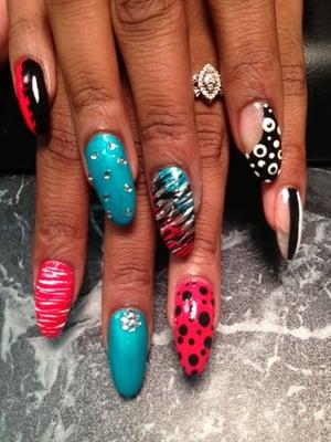 Medium oval nails w/ designs!!!