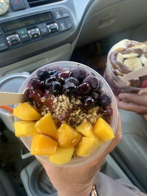 Açaí bowl with fresh mango and blueberries