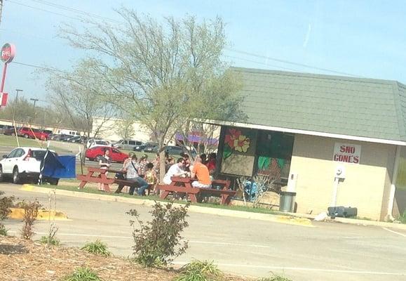 Plenty of folks enjoying snocones!