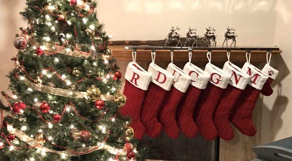 Mellado embroidered the stocking with the letter "U".