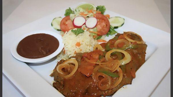 Bistec encebollado