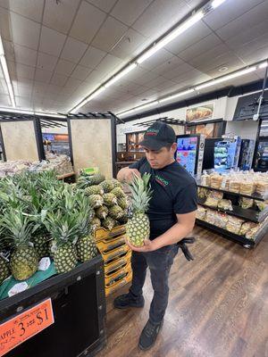 Miguel showing me how to pick a good pineapple.