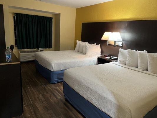 Days Inn & Suites by Wyndham Tampa / Raymond James Stadium