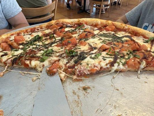 Tomato basil garlic pizza 16"