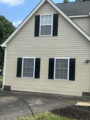 Clean vinyl siding