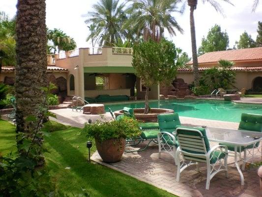 Swim up bar with seating