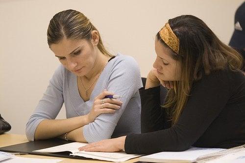 Students work together on a GMAT problem in a recent Los Angeles course