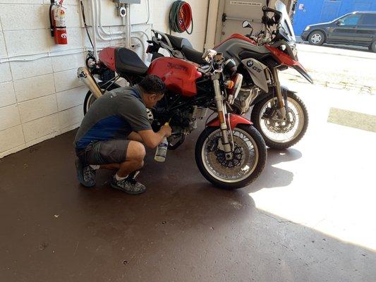 Olívio taking care of the rust in the Ducati when I went pickup