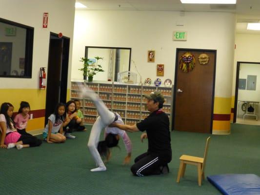 2014 Summer Camp - Peking Opera 京剧身段-翻滚