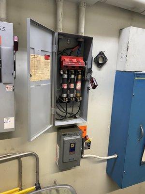 Elevator main line disconnect