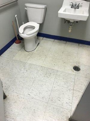 Gross women's room... needs attention immediately