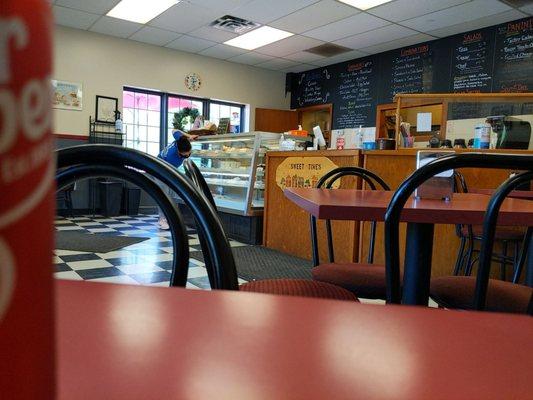 Hometown cafe feel, indoor and outdoor seating. Fresh baked goods, what not could you ask for.