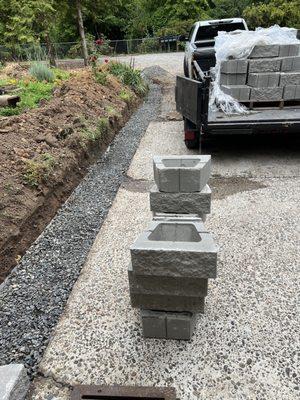 Retaining wall blocks delivery