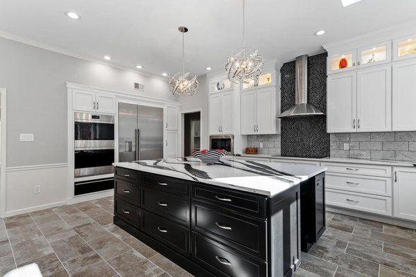 Bold and beautiful black and white kitchen design.