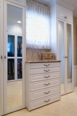 Bathroom/closet storage