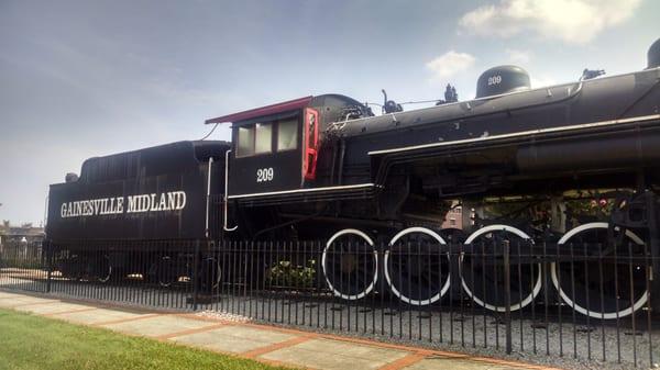 Great sideview of this 1917 steam engine.