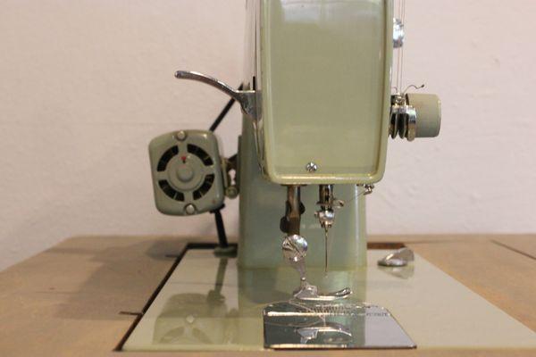 Vintage sewing machines available for classes