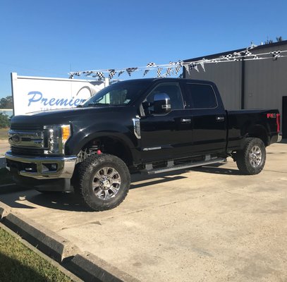 2 1/2 inch leveling kit installed.