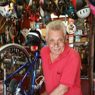 Holiday Cycles seasonal bicycle rentals may thru October since 1976 same ownership Bob Mollo aka Dr.Spokes