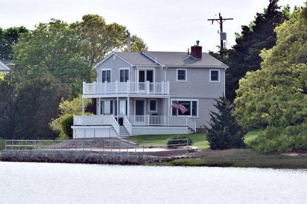 Enjoy cocktails on both decks overlooking the cove. #capecod #homes #properties #property #iwantomove #lovewhereyoulive @cherylcapehomes