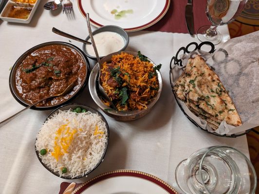 Lamb vindaloo, gobi biryani, chili garlic naan