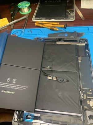 Comparison of a good and damaged battery on an iPad 9th gen.