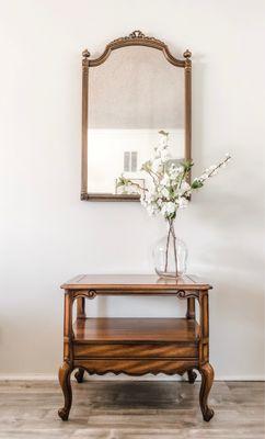 Hung the mirror and matched it with a Weiman table that I scored from FB marketplace. So pretty!