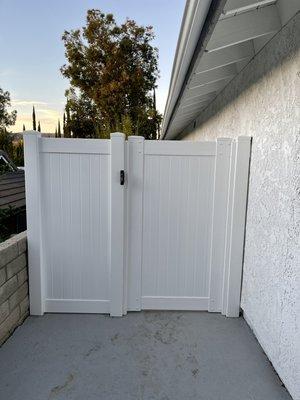 Privacy vinyl gate with section panel