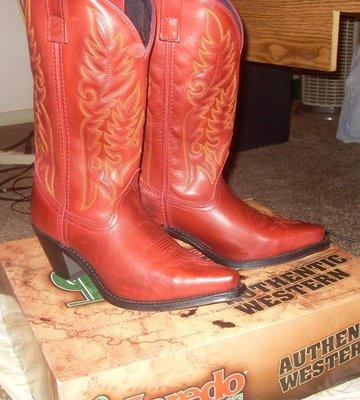 Laredo's, woman's size 8 1/2. Bought these at Cavender's 7 yrs ago, wear them all the time, and they still look brand new.