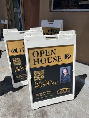 Izzi's open house signs