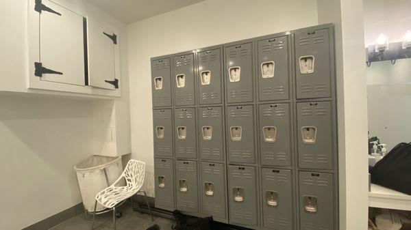 Women's lockers - no locks available to use but feels safe without them