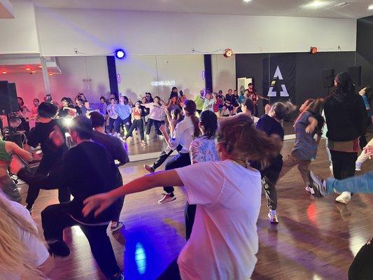 A full class in the "Azucar" room