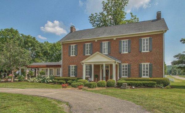 This home was visited by President Andrew Jackson, President Van Buren, & President James K. Polk. It was also home to Uncle Dave Macon.