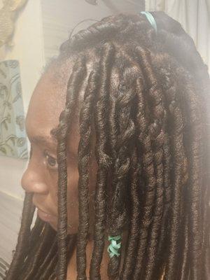 Had to put a rubber band on the locs for it to stop untwisting.