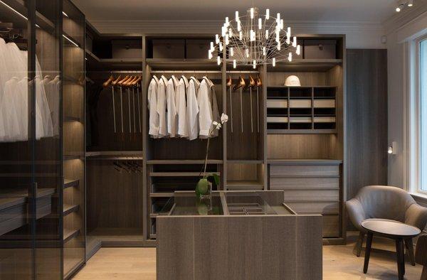 contemporary dressing room / closet