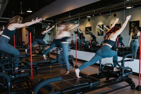 Class lunging, facing mirror