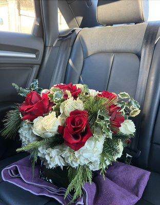 GORGEOUS AND last-minute Christmas arrangement done by Yazmin's Flower! They are so beautiful and well-priced!