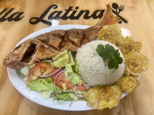 Pescado frito con arroz y tostones y ensalada